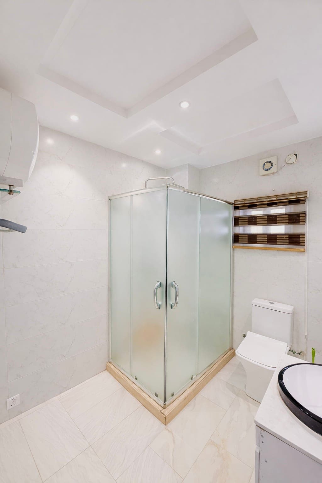 Luxury room at Ikad Hotel & Suites Victoria Island, photo 3